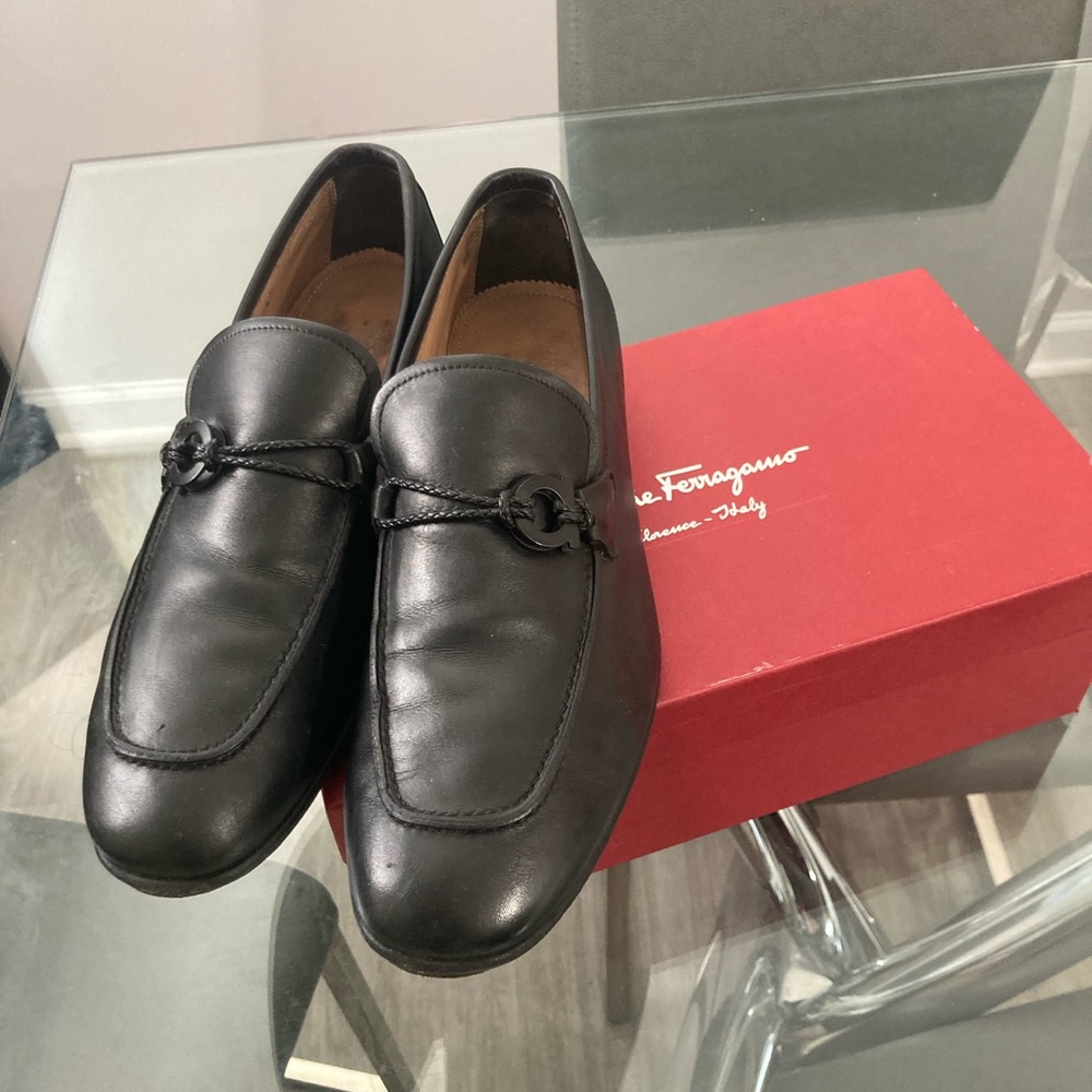 Men’s black ferragamo loafers like new! size 7 1/2 width 3E fits a size 9